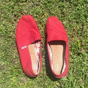 Red toms| women’s size 7.5| pre owned still in good condition